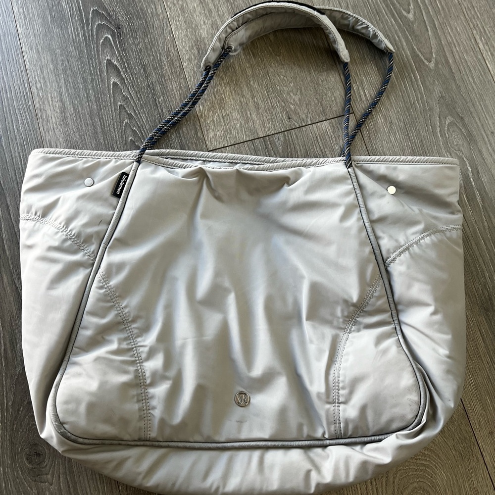 Lululemon snap tote 28L grey bag